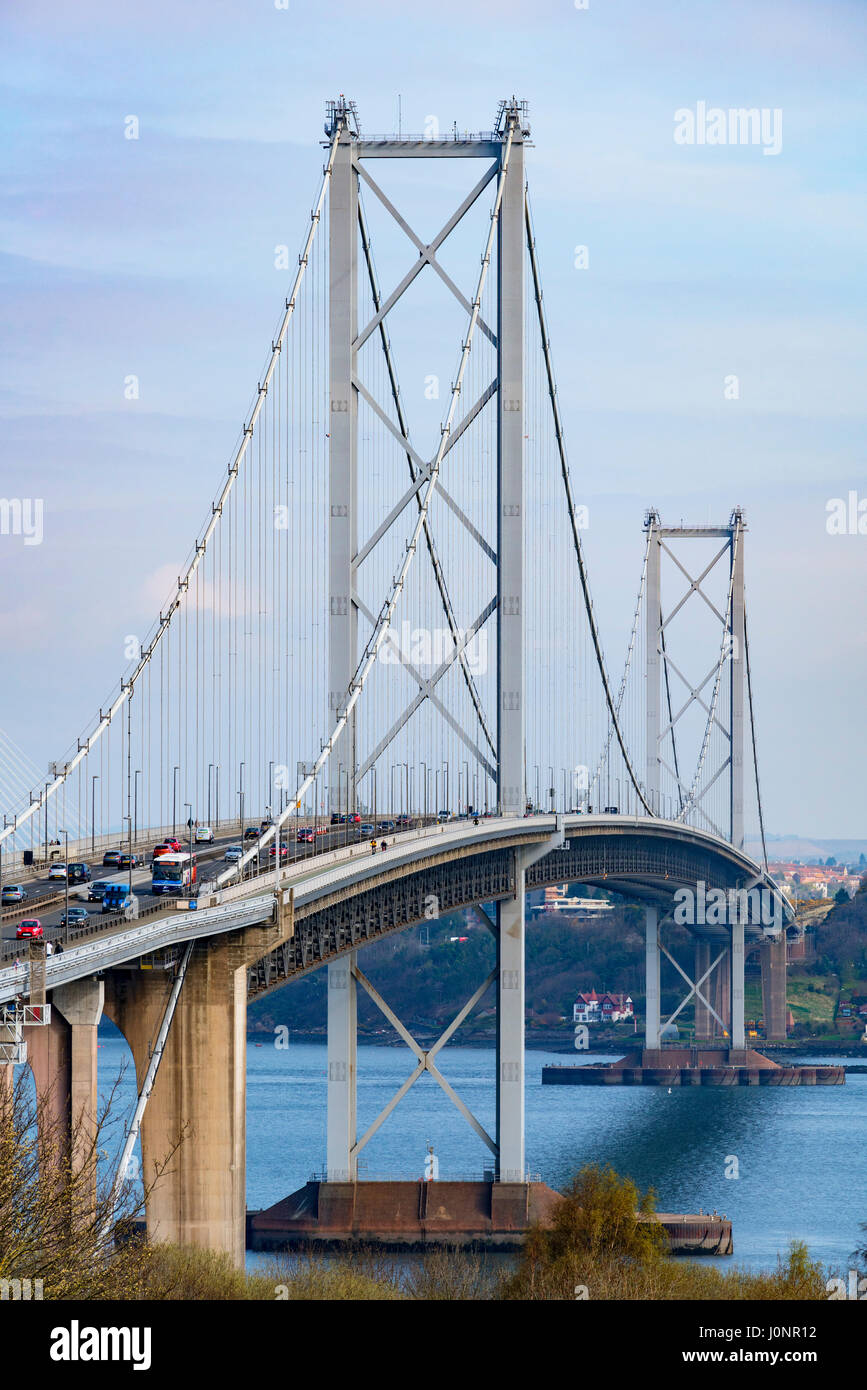 Ansicht der Forth Road Bridge aus South Queensferry, Schottland, Vereinigtes Königreich Stockfoto