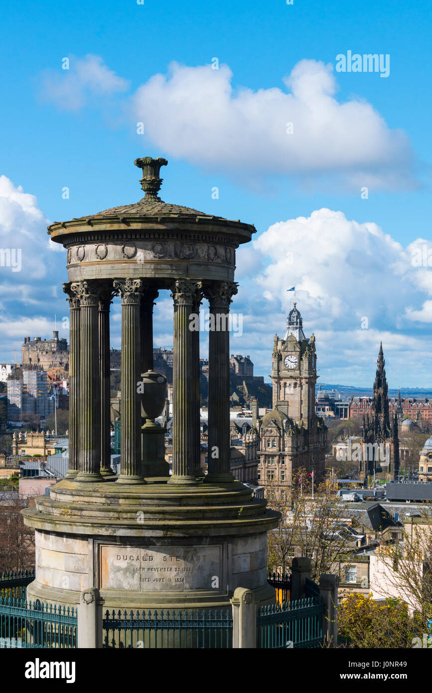 Ansicht von Dugald Stewart Monument und Skyline vom Calton Hill in Edinburgh, Schottland Stockfoto