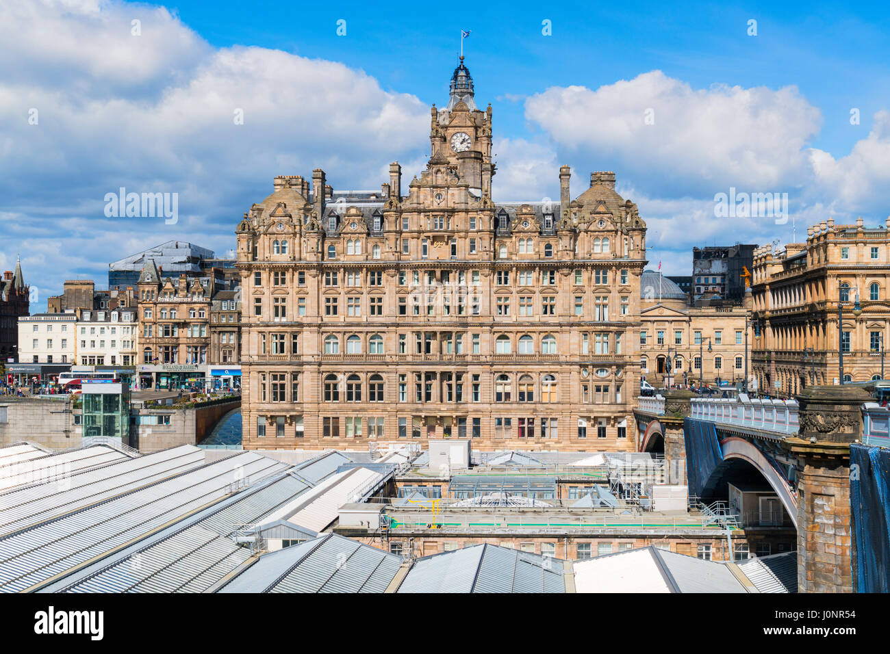 Blick auf Balmoral Hotel an der Princes Street in Edinburgh, Schottland Stockfoto