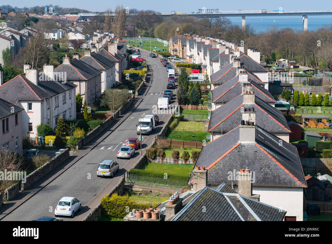 Auf der Suche nach unten Dächer auf Häuserzeile in South Queensferry Schottland, Vereinigtes Königreich Stockfoto