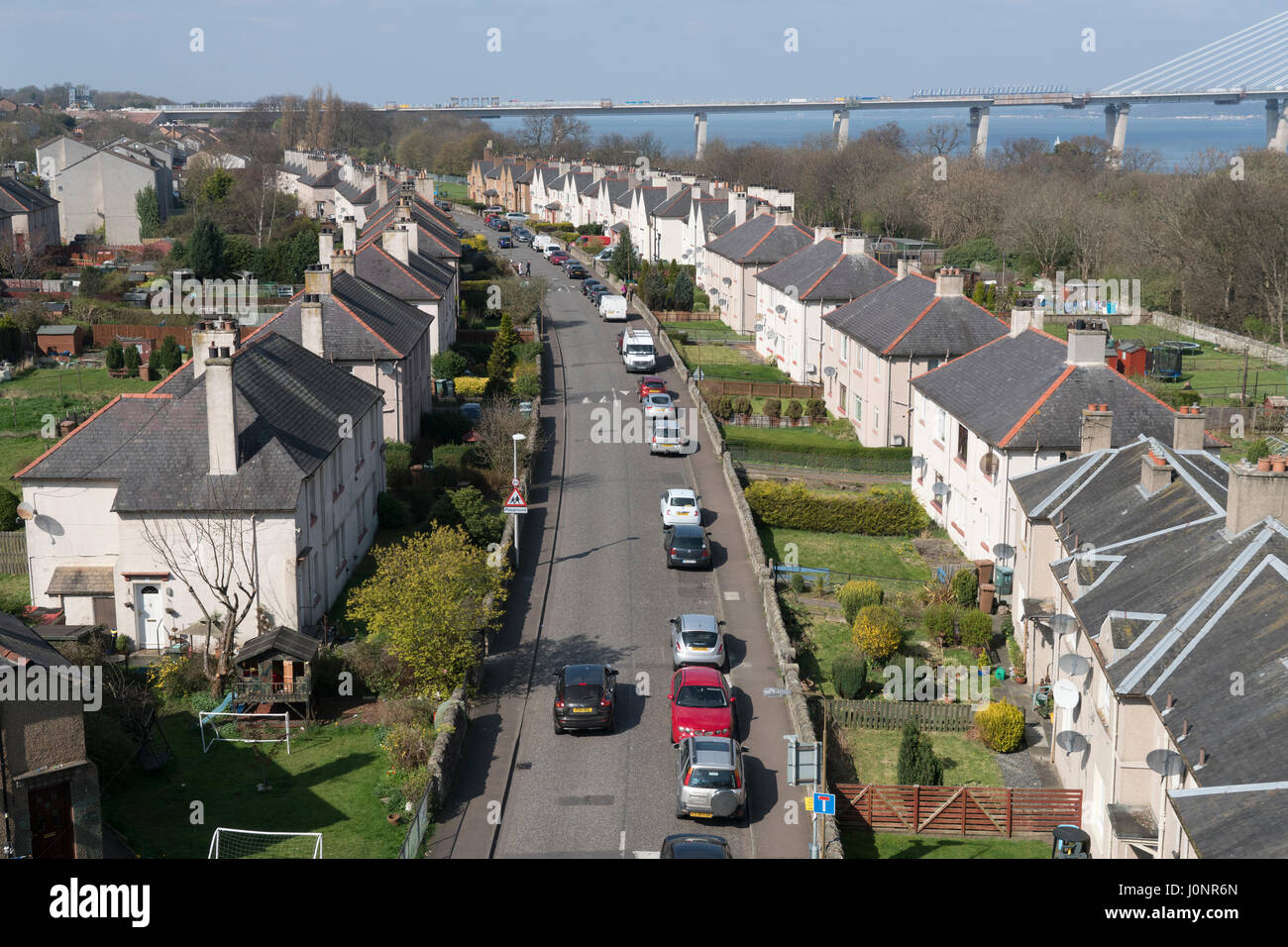Auf der Suche nach unten Dächer auf Häuserzeile in South Queensferry Schottland, Vereinigtes Königreich Stockfoto