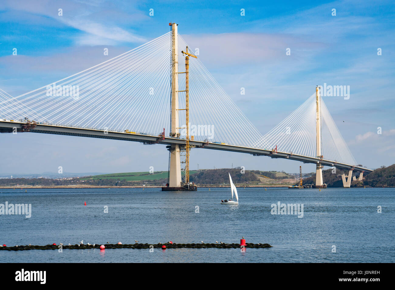 Ansicht des neuen Queensferry Crossing Brücke im Bau von River Forth aus South Queensferry in Schottland, Vereinigtes Königreich. Stockfoto