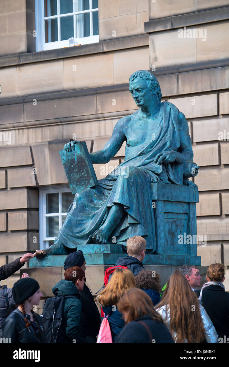 Statue des Philosophen David Hume in der Royal Mile in Edinburgh, Schottland, Vereinigtes Königreich Stockfoto