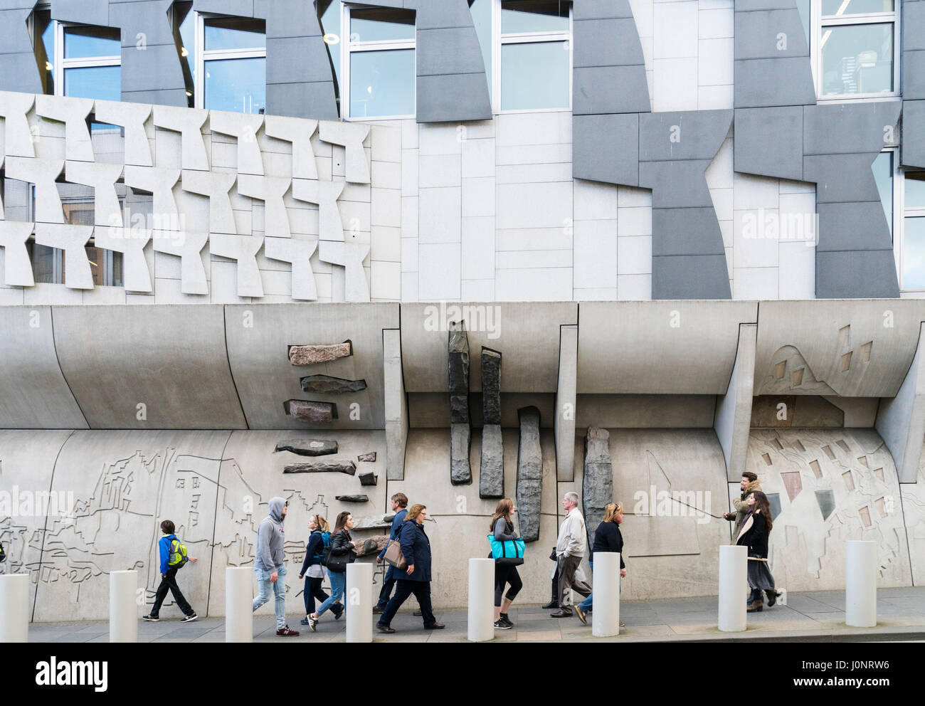 Ansicht der Außenarchitektur des schottischen Parlamentsgebäudes in Holyrood, Edinburgh, Schottland, Vereinigtes Königreich Stockfoto Ansicht der Außenarchitektur des schottischen Parlamentsgebäudes in Holyrood, Edinburgh, Schottland, Vereinigtes Königreich Stockfoto