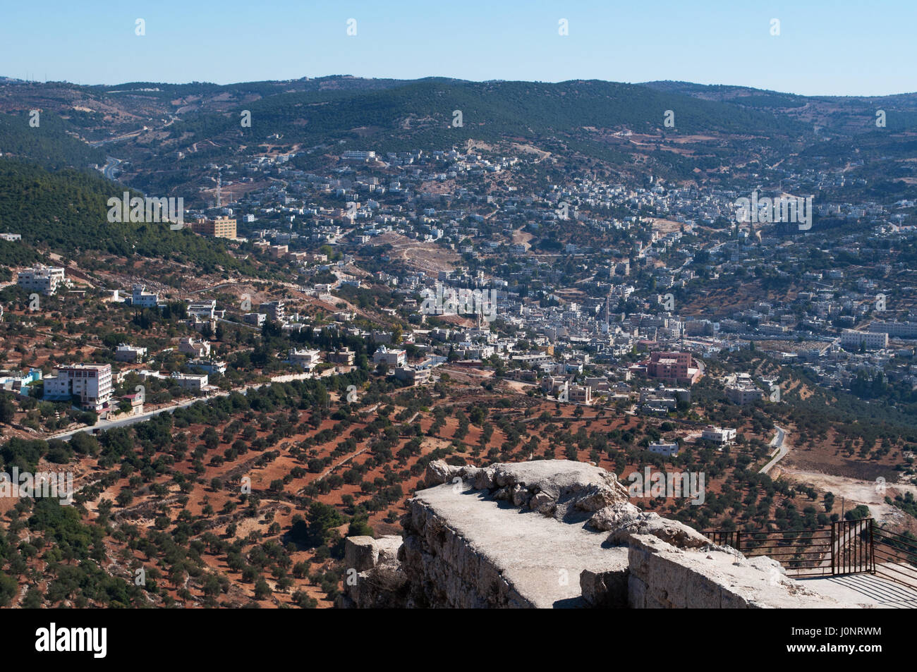 Das Jordantal, gesehen von der Burg Ajloun maurischen Burg auf einem Hügel von der Stadt im 12. Jahrhundert, gebaut vergrößert durch die Mamelucken Stockfoto