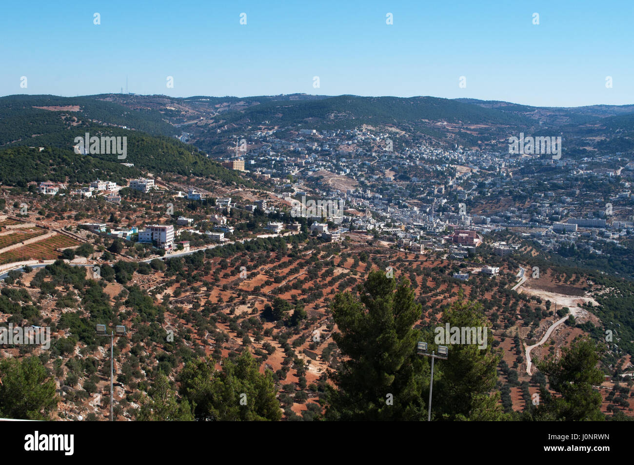 Das Jordantal, gesehen von der Burg Ajloun maurischen Burg auf einem Hügel von der Stadt im 12. Jahrhundert, gebaut vergrößert durch die Mamelucken Stockfoto