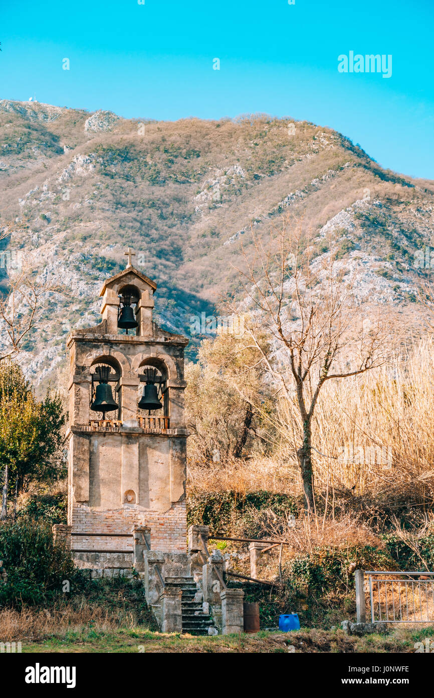 Die Glocken in der Kapelle. Vintage alte große Glocken im Glockenturm neben der Kirche in Kroatien und Montenegro. Stockfoto