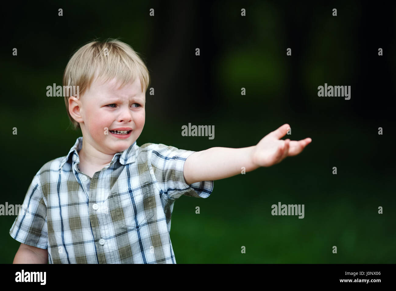 weinende junge im Sommerpark Stockfoto