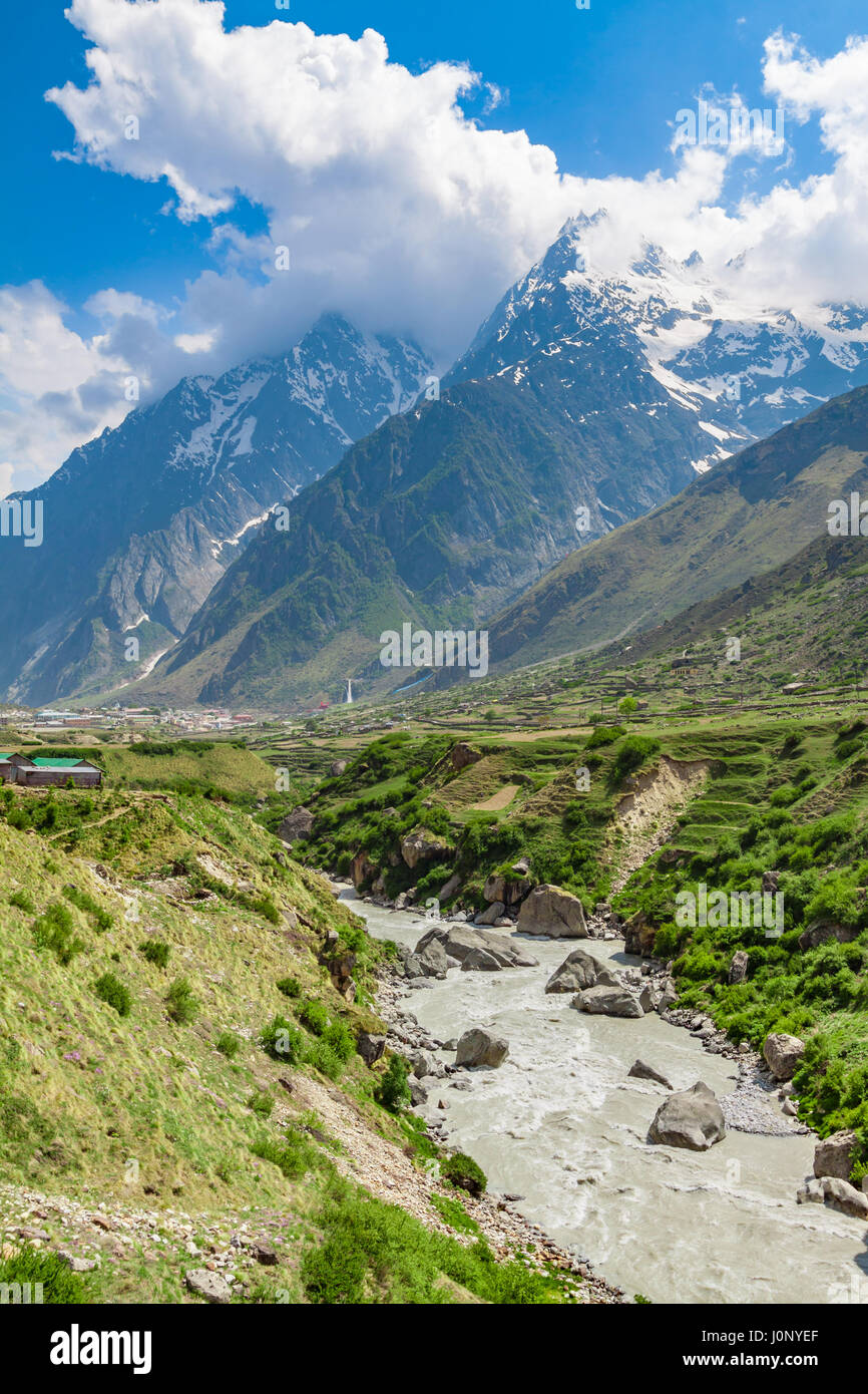 Die Alakananda-Fluss mit dem Himalaya im Hintergrund bei Badrinath in Nord-Indien Stockfoto