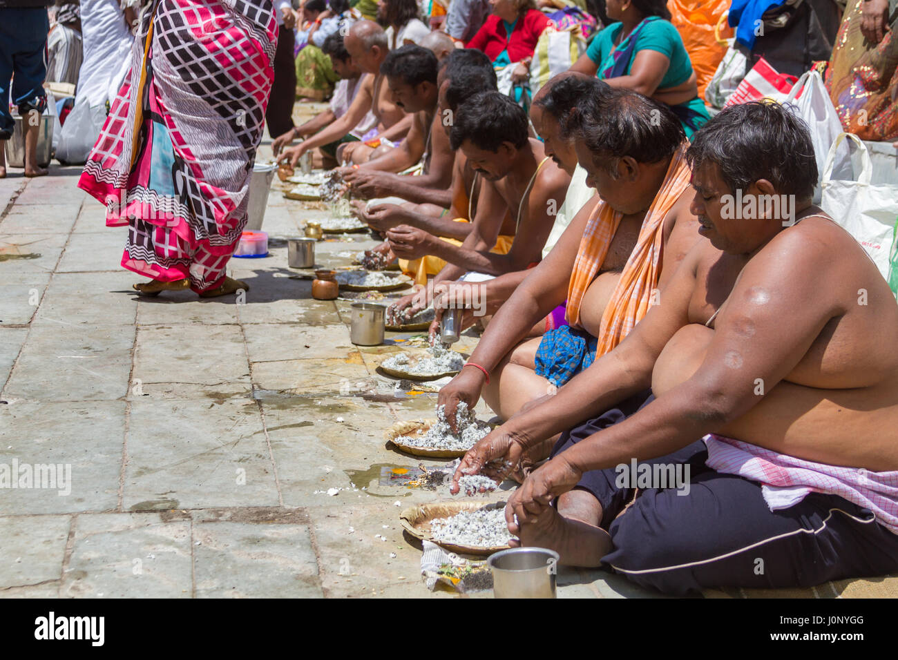 BADRINATH - Indien, 5. Juni - Hindus Durchführung Tarpana (Angebot von Lebensmitteln an die Vorfahren) an den Ghats von Badrinath im indischen Himalaya. Stockfoto