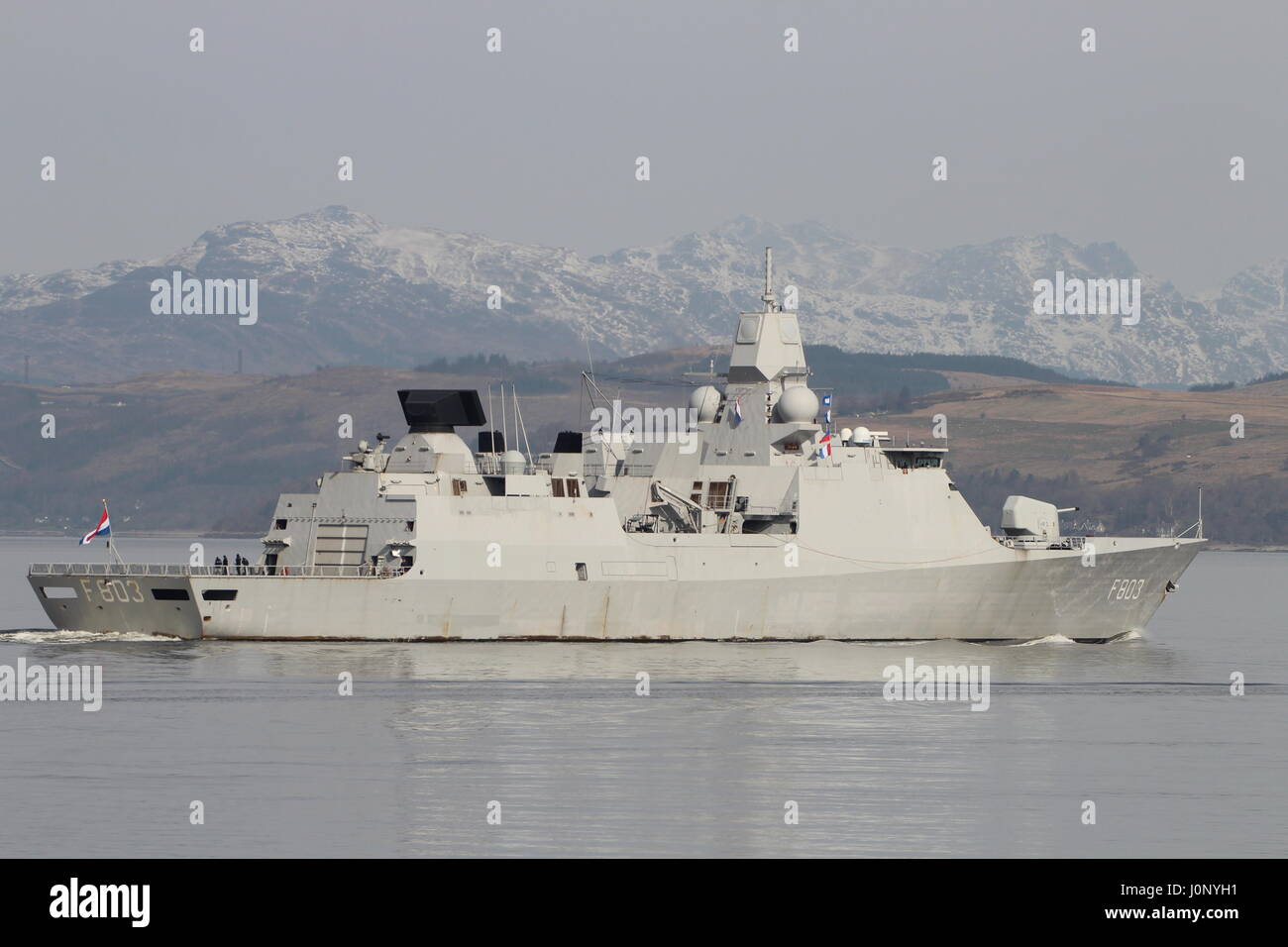 HNLMS Tromp (F803), eine Fregatte De Zeven Provincien-Klasse der Royal Navy Niederlande, vorbei an Gourock bei ihrer Ankunft für Übung Joint Warrior 17-1. Stockfoto