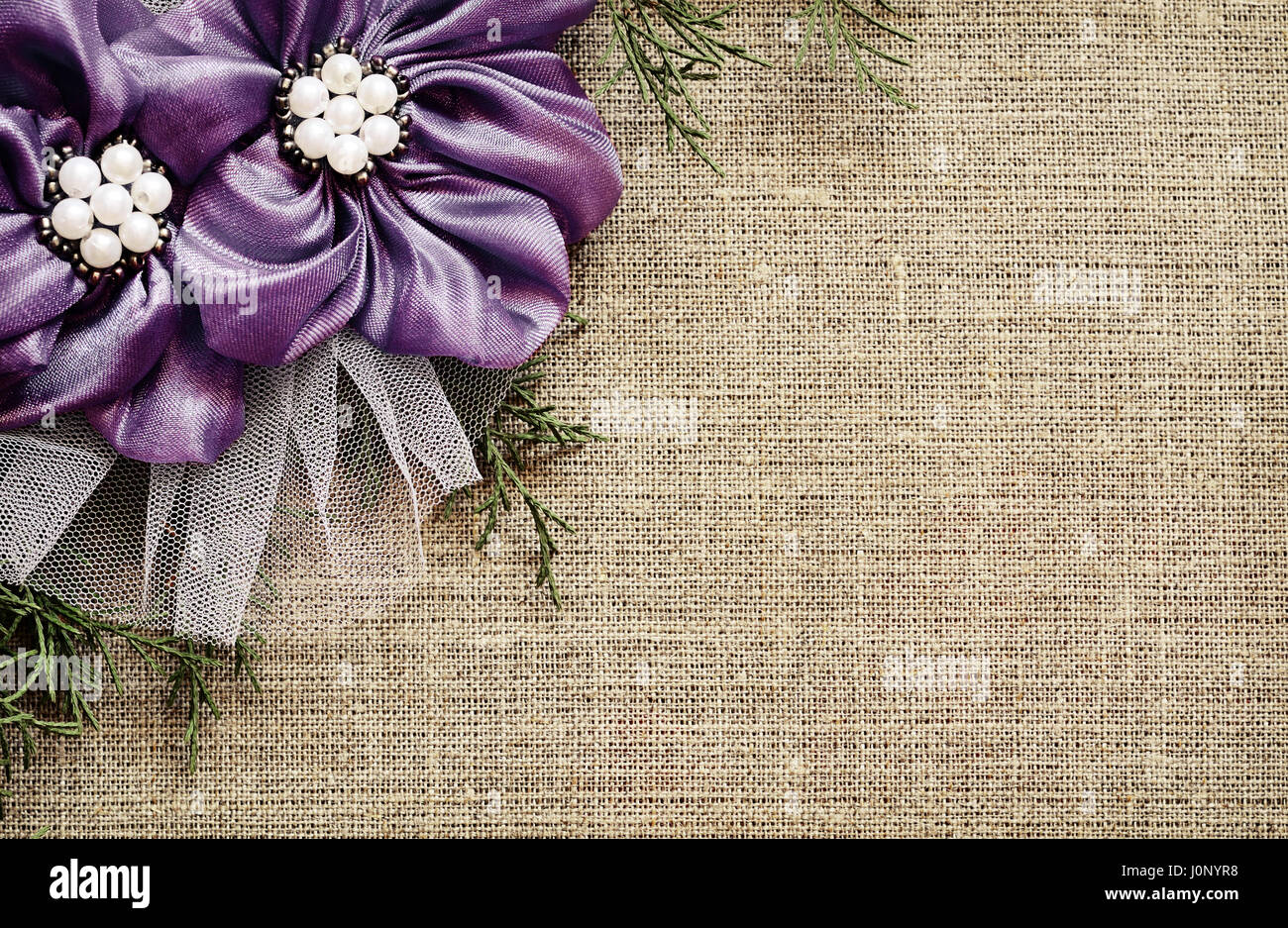 Hintergrund der Arbeitsfläche mit Textile Blumen und Vase in einer Ecke Stockfoto