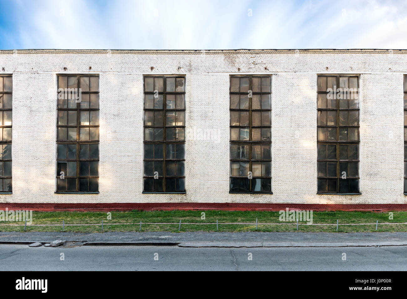 alte Industriegebäude Fassade mit großen Fenstern Stockfoto