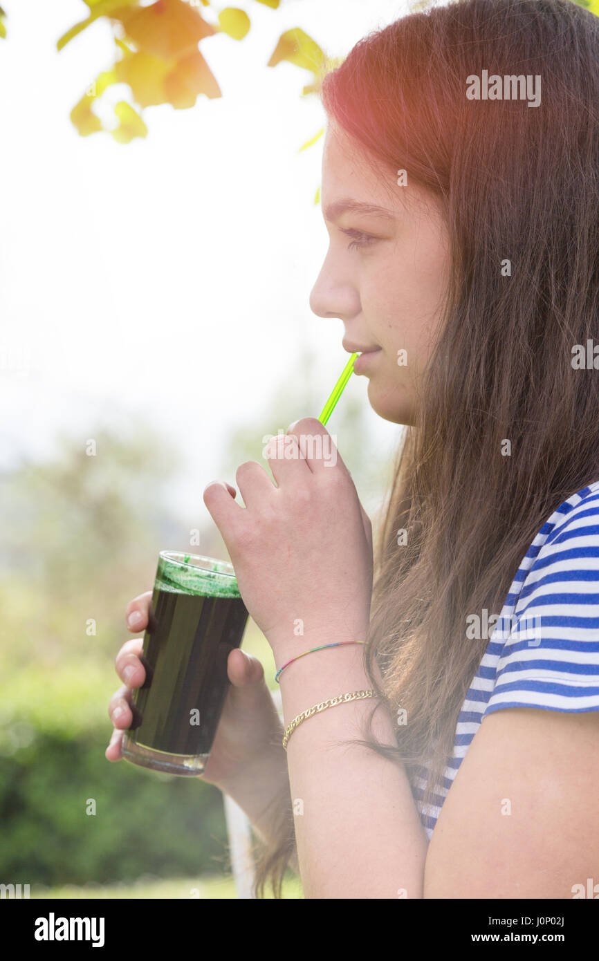Junge Frau trinkt Spirulina Algen trinken Stockfoto