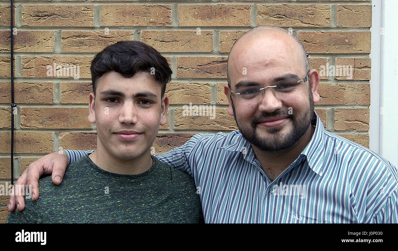 Asif, 26 (rechts), mit seinem Bruder Aemal Khan, 15, in Hounslow, West-London, nachdem der Teenager aus dem Dschungel von Calais gerettet wurde und behauptet hat, seine Liebe zu Großbritannien sei unerschüttert von der Spatel hochkarätiger Hassverbrechen seit seiner Ankunft vor sechs Monaten. 10/04/17 Stockfoto