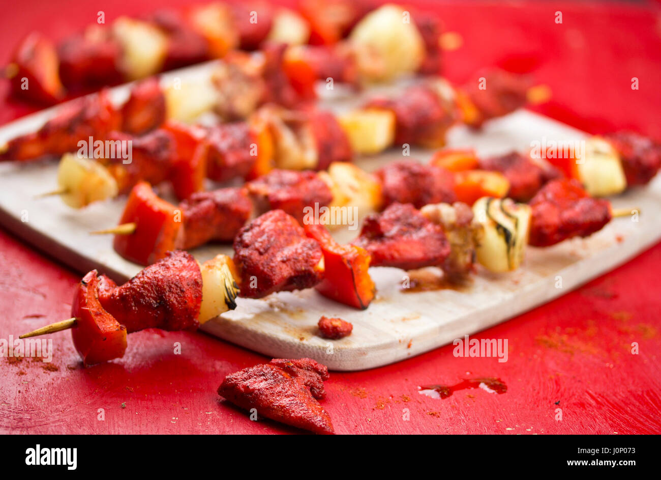 Tandori Hähnchen-Spieße mit Zwiebeln und Paprika Stockfotografie - Alamy