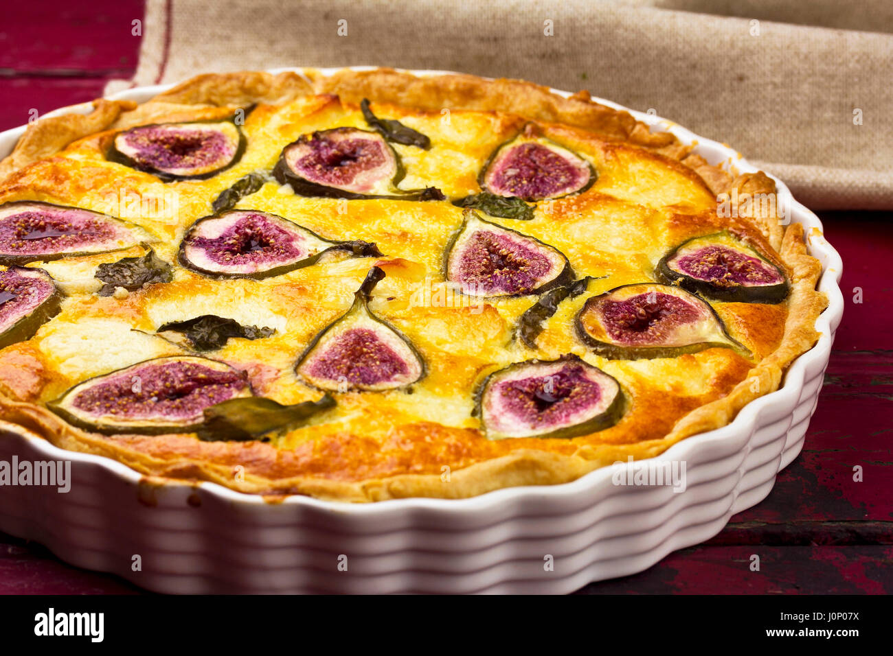 Abb. und Halloumi Käse torte, Basilikum Stockfoto