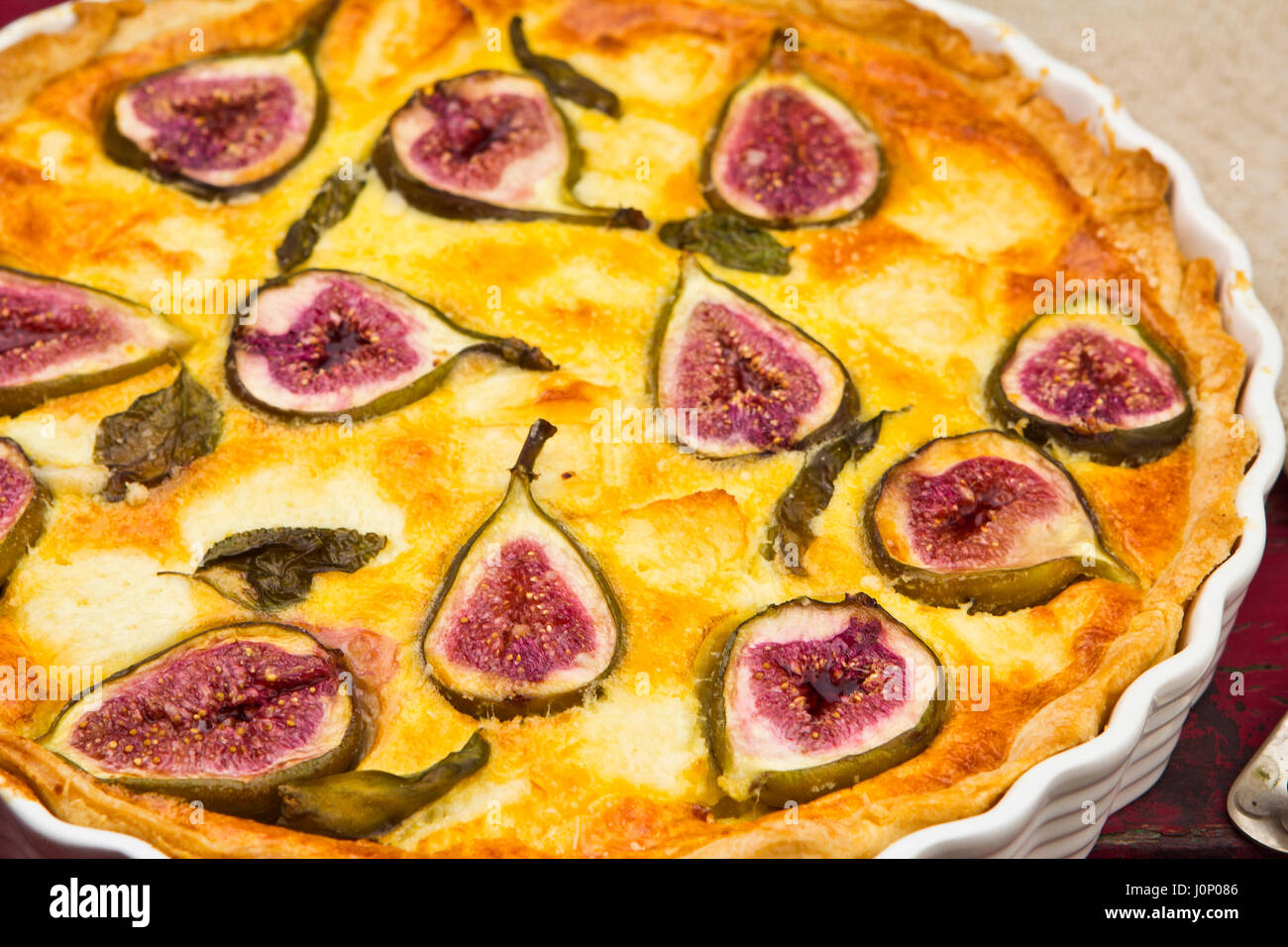 Abb. und Halloumi Käse torte, Basilikum Stockfoto