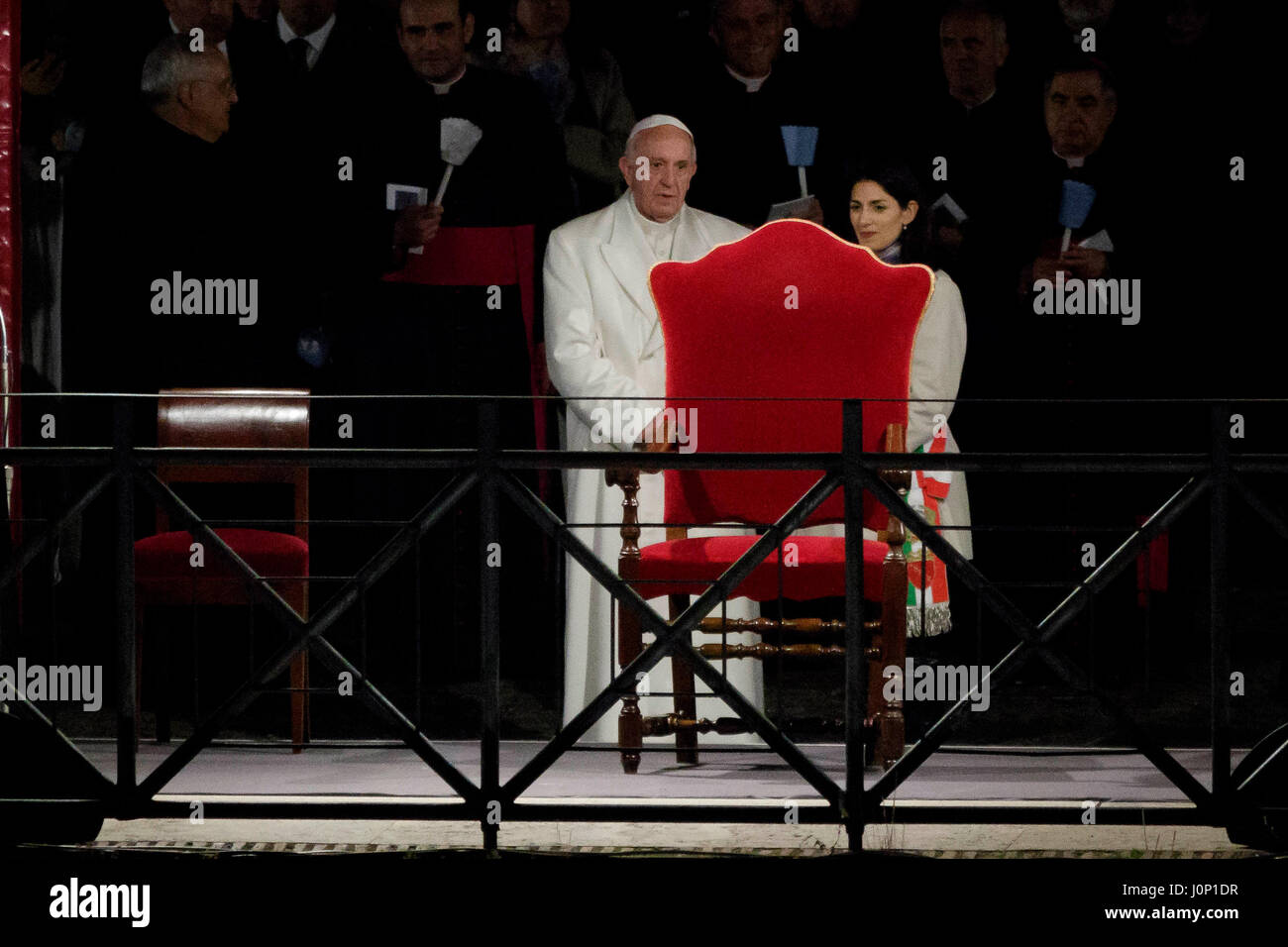 Papst Francis und Bürgermeister von Rom Virginia Raggi besuchen den Weg des Kreuzes (Via Crucis in lateinischer Sprache) feierte am Kolosseum am Karfreitag als Teil der Heiligen Ostern Woche Feierlichkeiten in Rom, Italien. Der Weg des Kreuzes ist Teil der Ostern Tradition in katholischen Ländern. Es findet am Karfreitag und erinnert an das Leiden und Sterben Jesu Christi durch das Lesen der Gebete auf dem Weg der 14 Stationen. Alle Stationen finden Sie in verschiedenen Phasen des letzten Weges Jesu nach dem Golgatha. In Rom findet die traditionelle Via Crucis im antiken Kolosseum Amphitheater. (Foto: Stockfoto