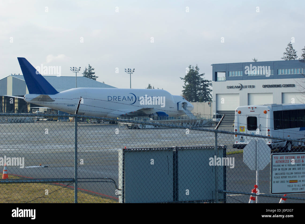 EVERETT, WASHINGTON, USA - 26. Januar 2017: Boeing 747 747LCF Parken am Flughafen Snohomish County oder Paine Field. Die 747LCF dient ausschließlich dazu, 787 Dreamliner im Boeing Werk transportieren Stockfoto