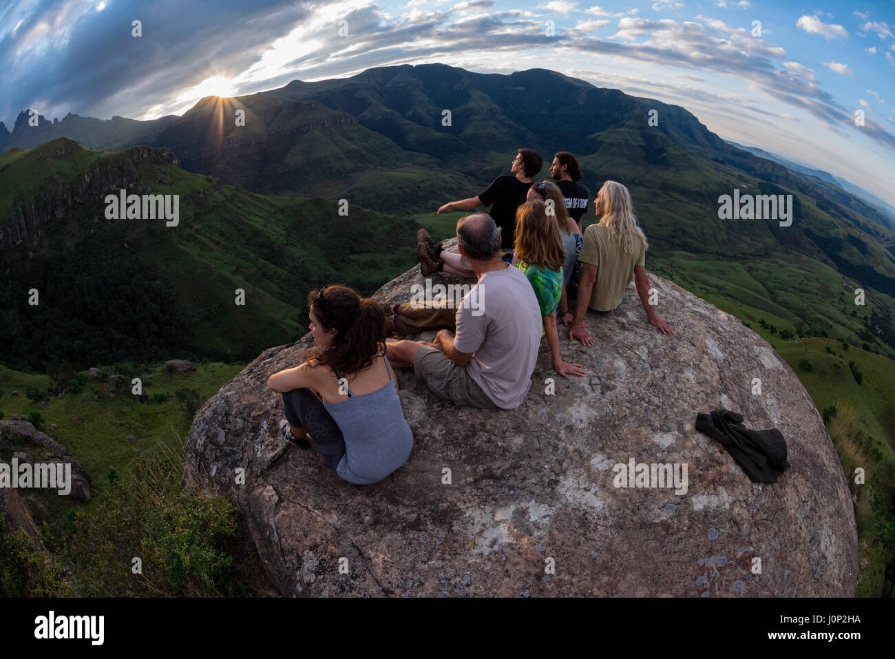 Anzeigen von Südafrikas Drakensberg-Gebirge von einem Felsvorsprung, bekannt als The Sphinx Stockfoto
