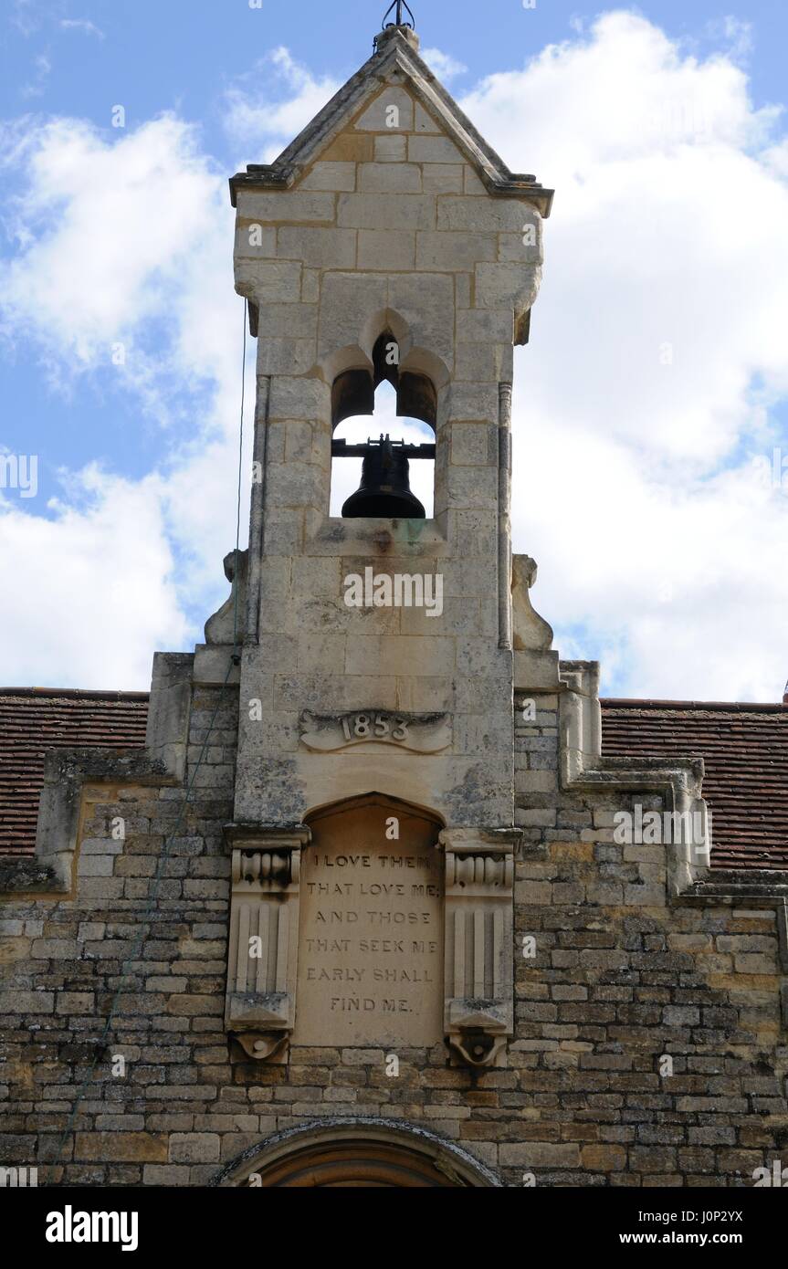 Die alte Schule, Pavenham, Bedfordshire.Former Schule, Datum Stein am vorderen Giebel 1853 und einem geschnitzten tablet Stockfoto