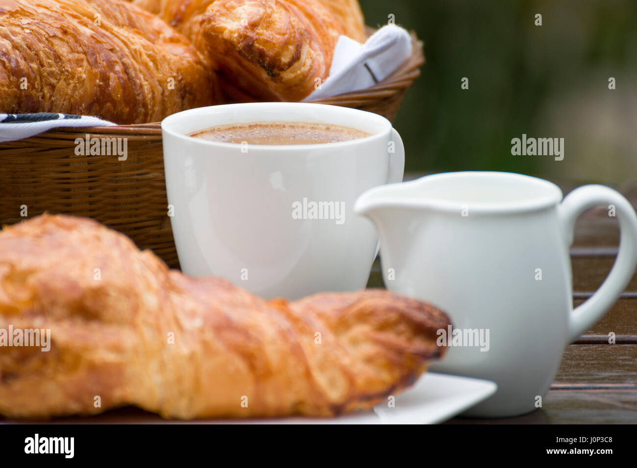 Kaffee, Milch und Croissants Stockfoto