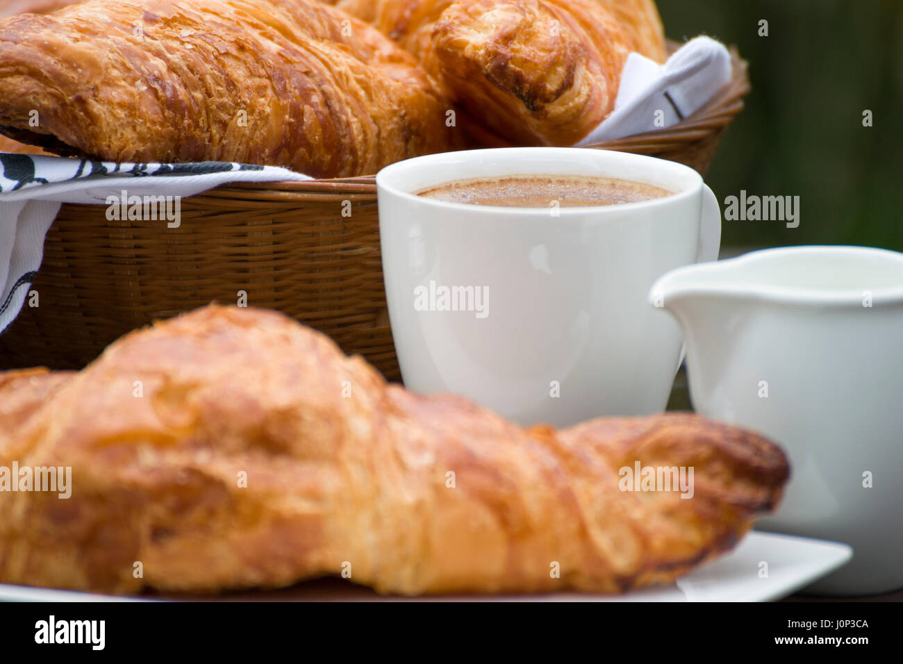 Kaffee, Milch und Croissants Stockfoto