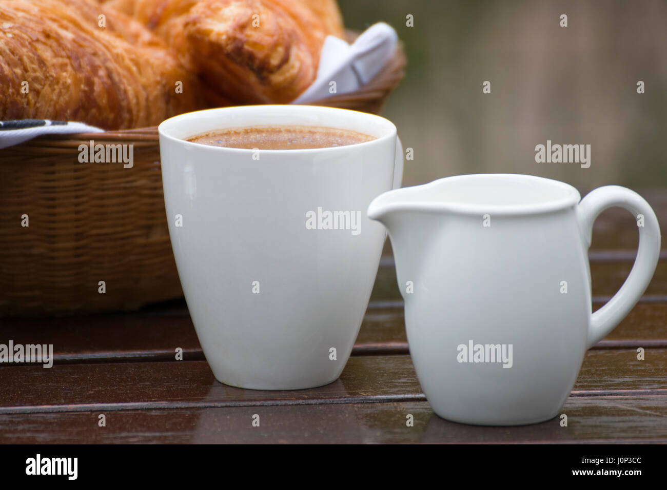 Kaffee, Milch und Croissants Stockfoto