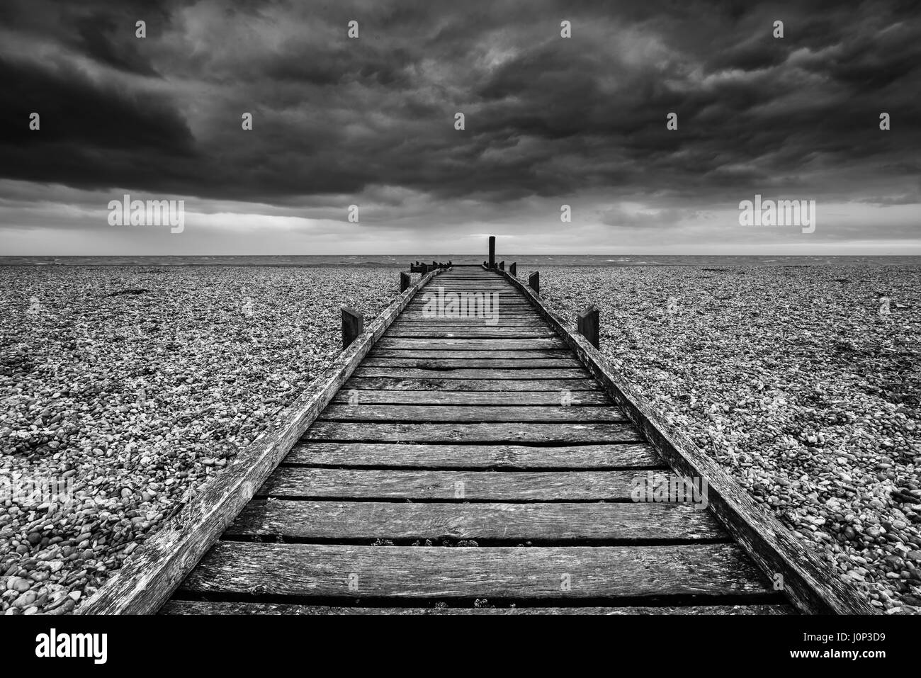 Konzeptbild der Weg nach nirgendwo in schwarzen und weißen Strand Landschaft Stockfoto