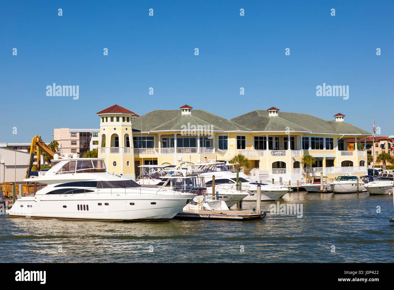 Boote und Yachten in der Marina in Naples, Florida, Vereinigte Staaten Stockfoto