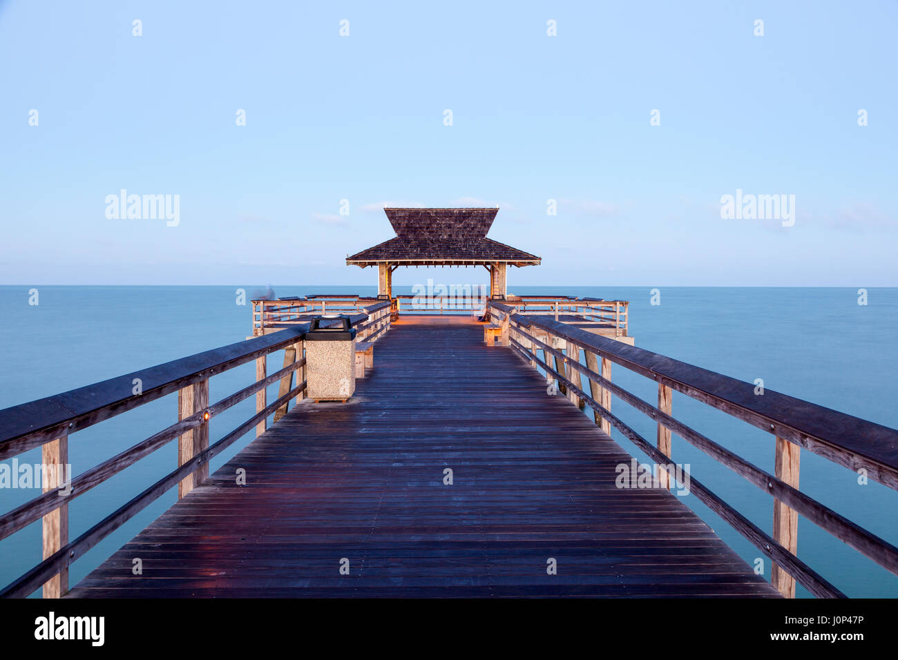 Angelsteg in Neapel bei Einbruch der Dunkelheit beleuchtet. Florida, United States Stockfoto