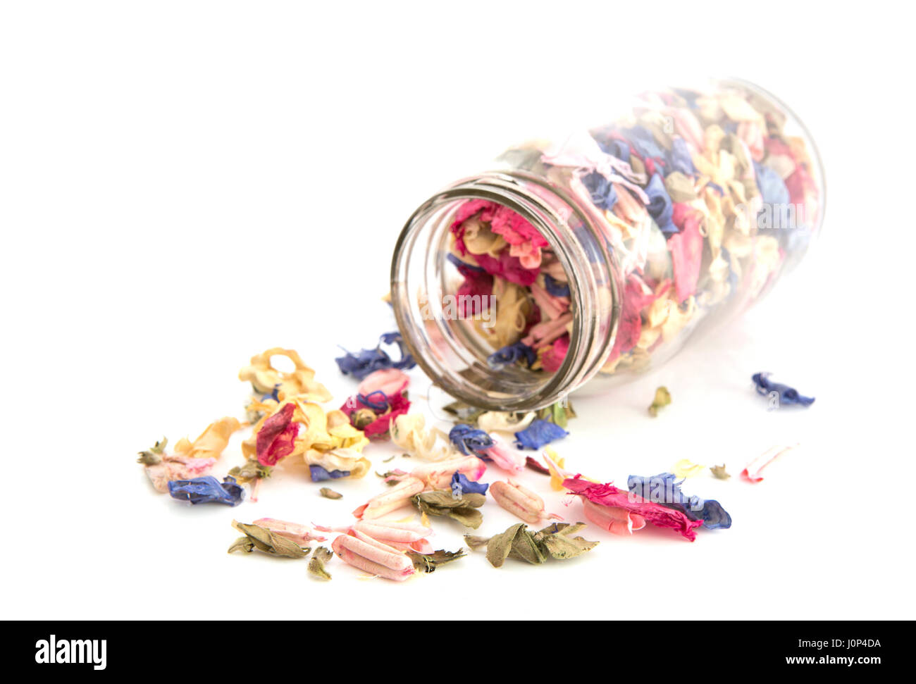 Buntes Potpourri in einem Glas auf weißem Hintergrund mit geringen Schärfentiefe Stockfoto
