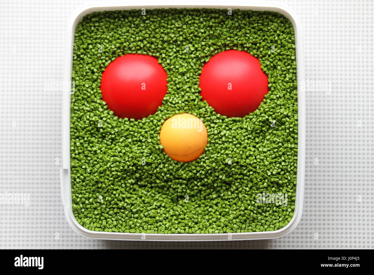 Werk des Autors. Lächeln. Kunststoff-Gesicht. Emoticon für den Einsatz in Computerspielen und Webdesign. Grüne Emoticon mit rot und Augen gelben Nase. Kreatives Design. Stockfoto