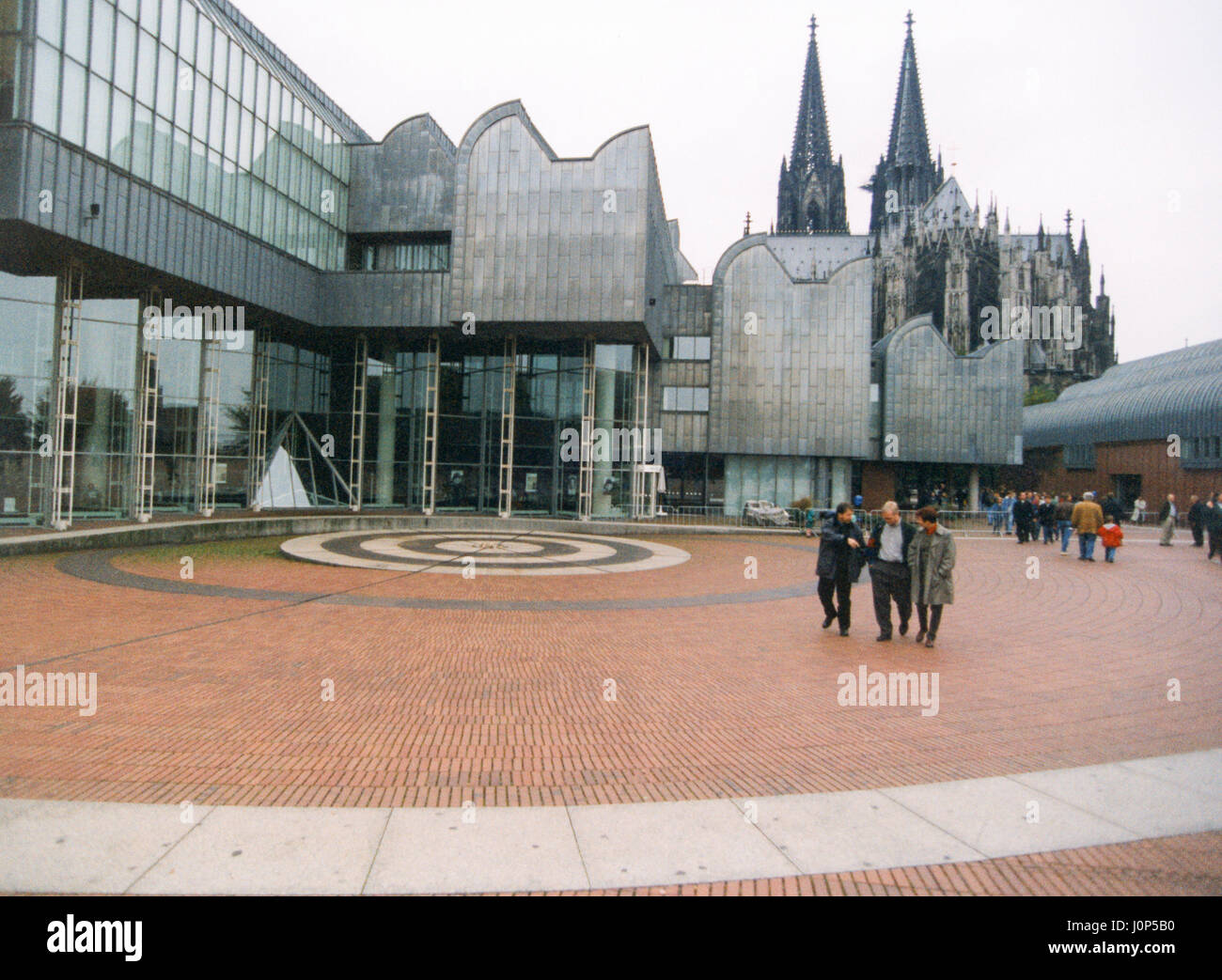 Köln-Kunstmuseum und Consert Hall mit dem Dom im Hintergrund 2007 Stockfoto
