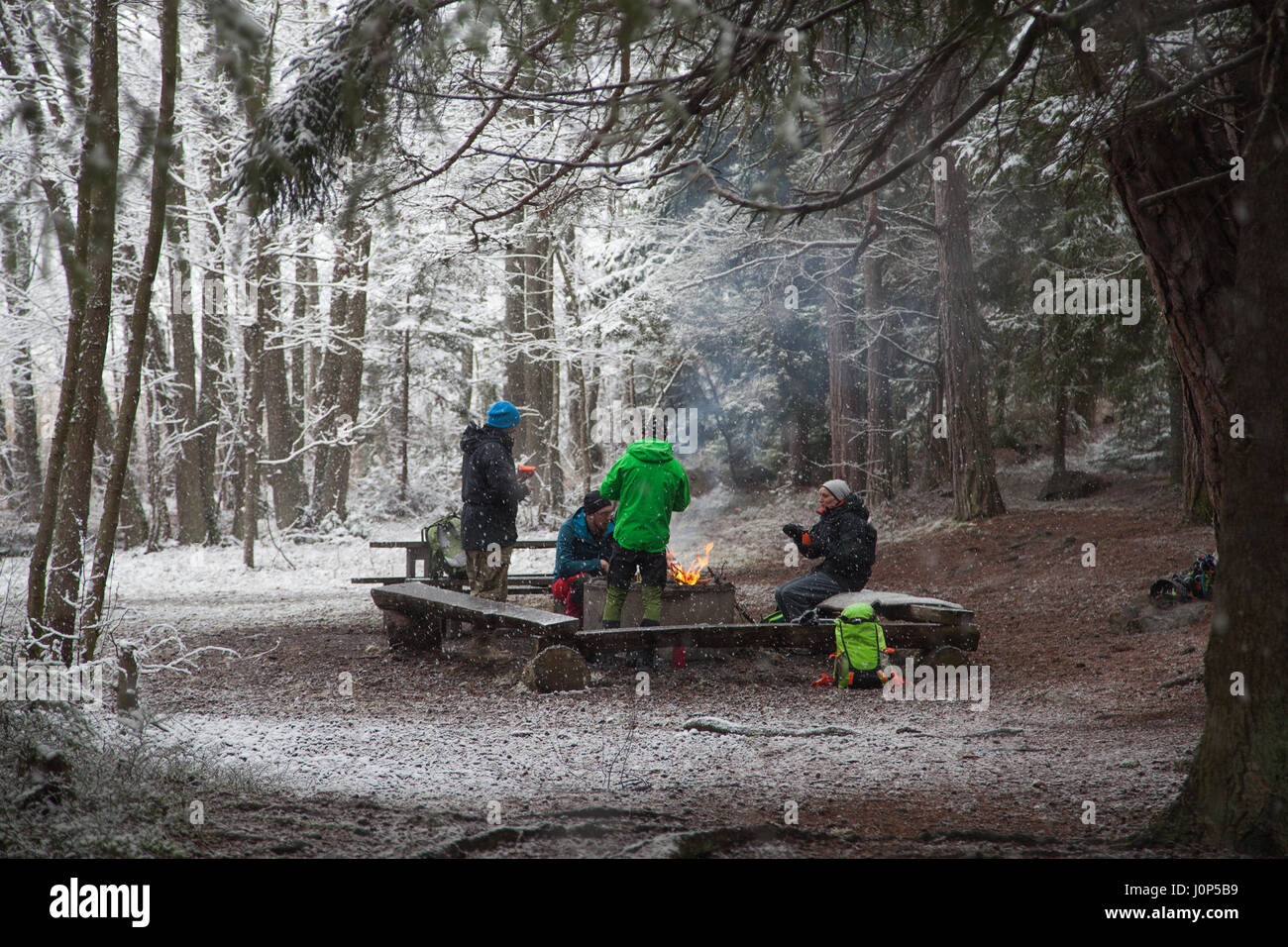 LEBEN IM FREIEN AM LAGERFEUER GRILL VORBEREITEN Stockfoto