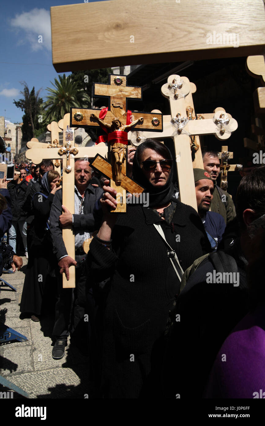 Karfreitags-Prozession an der Via Dolorosa, serbische Pilger zu Fuß tragen verzierte Kreuze während aussprechen den Namen Jesu.  Altstadt von Jerusalem Stockfoto