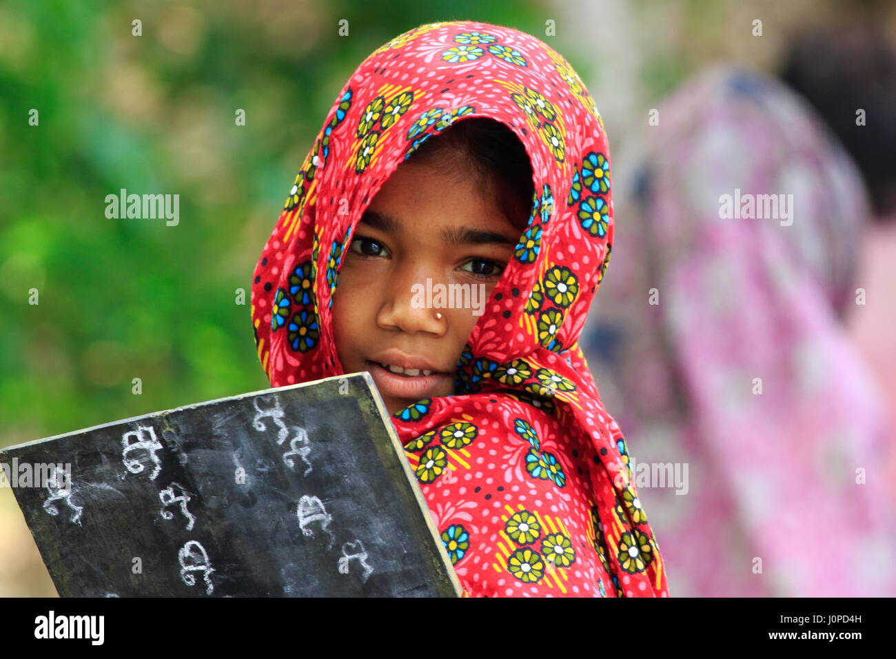 Ein Schulmädchen in Nijhum Dwip. Noakhali, Bangladesch. Stockfoto