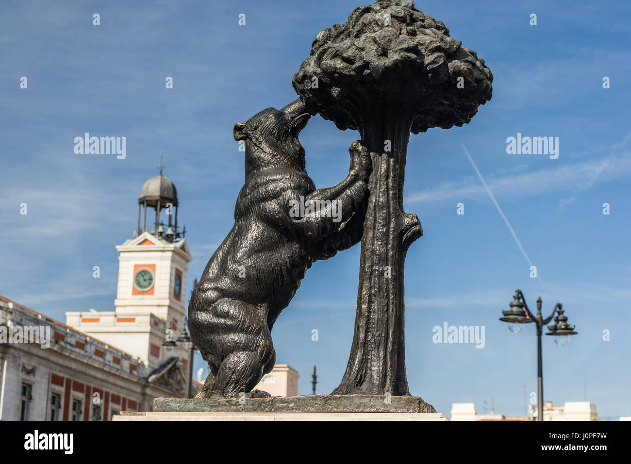 Statue von El Oso y El Madroño auch genannt der Bär und der Erdbeerbaum. Bildhauer: Antonio Navarro Santa Fe. Zur Puerta del Sol in Madrid, Spanien. Stockfoto