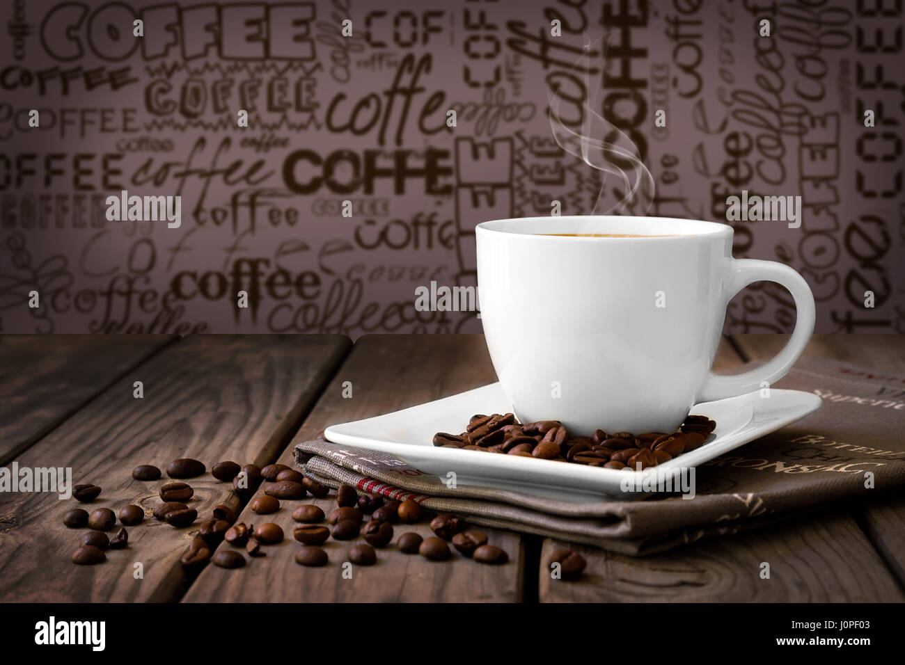 Guten Morgenkaffee mit Kaffeebohnen Stockfoto