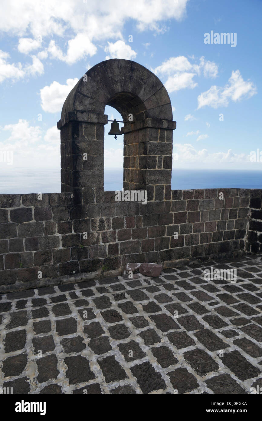 Teil von Brimstone Hill Festungsmauer mit einem Bogen Bell, St. Kitts und Nevis. Stockfoto