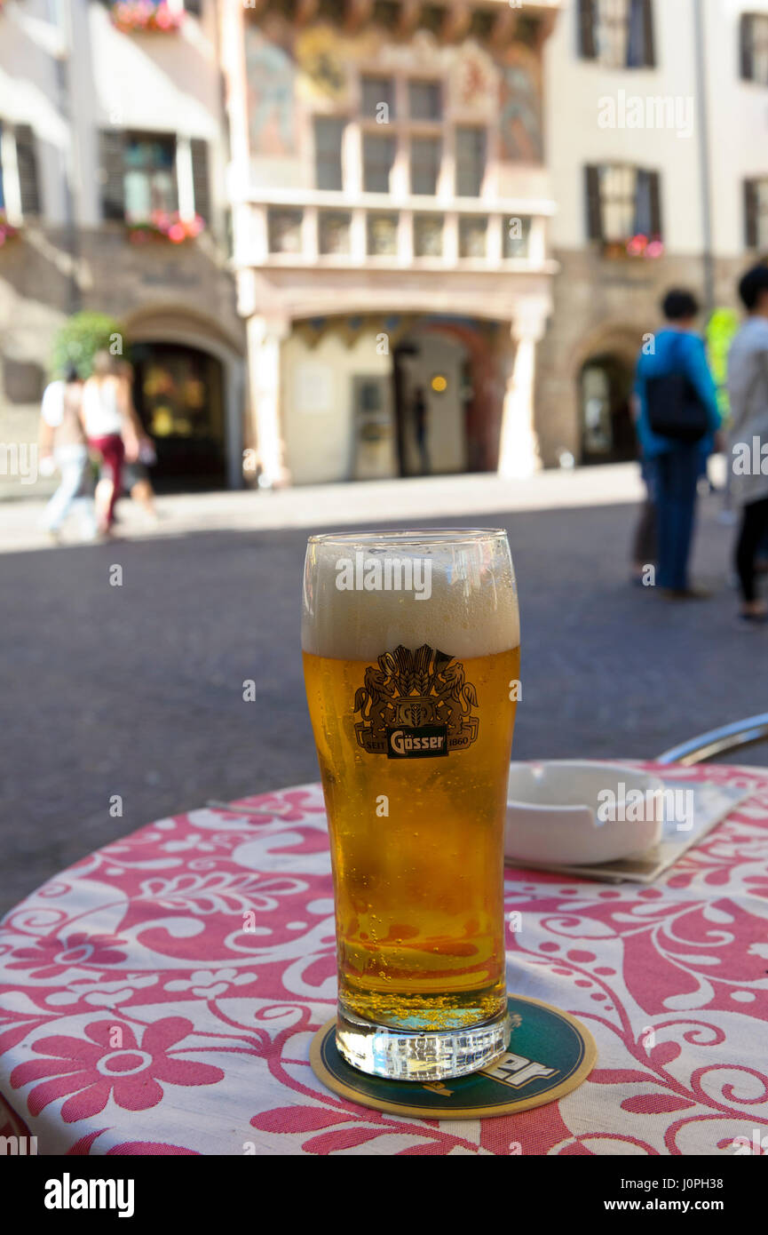 Ein volles Glas frisch gezapften Bier der österreichischen Gosser auf dem  Tisch mit dem Goldenen Dachl, das Gebäude in der Ferne, Innsbruck,  Österreich Stockfotografie - Alamy