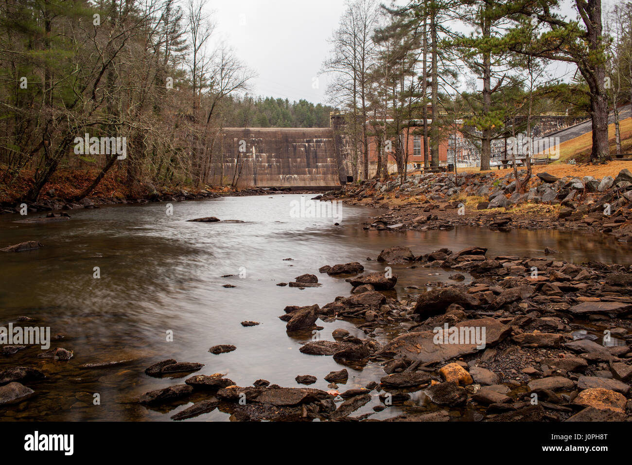 Nacoochee Dam wurde 1926 von der Georgia Railway und Power Company (jetzt Georgia Power Company) Auf dem Tallulah River abgeschlossen. Es ist eine Staumauer 75 Meter hoch und 490 Meter lang. Der Damm gebildet See Samen, den man zwischen Lake Burton und See Rabun am Tallulah River. Der Damm produziert im Bereich von 4,8 Megawatt Strom. Stockfoto