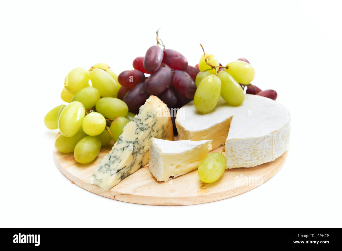Schön lecker Käse vom Brett auf einem weißen Stockfoto