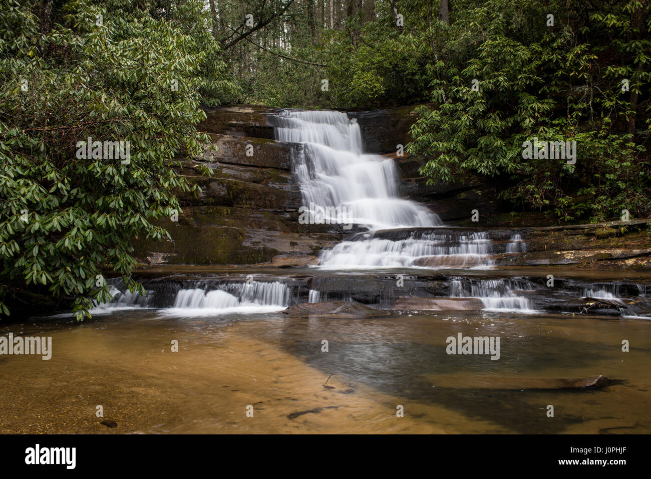 Stonewall Creek Falls befinden sich in Tiger, GA südlich von Clayton, GA.  Die Wasserfälle sind ca. 20 Fuß hoch.  Wasserstände sind besser im nördlichen GA in den letzten paar Wochen auf der Suche. Stockfoto
