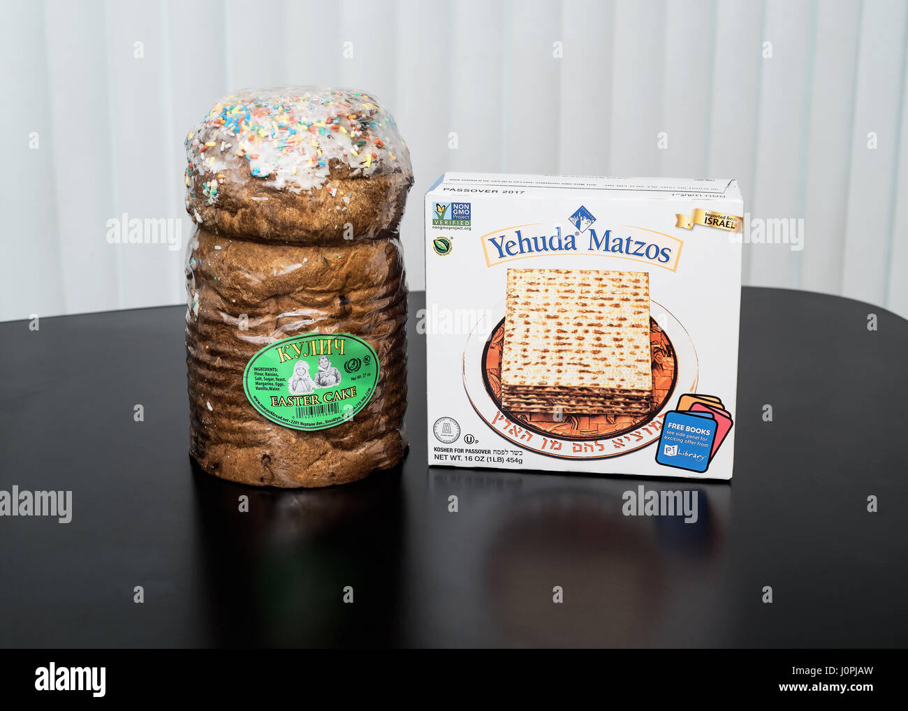 Kulich und Matzo für Familie, Ostern und Pessach feiern Stockfoto