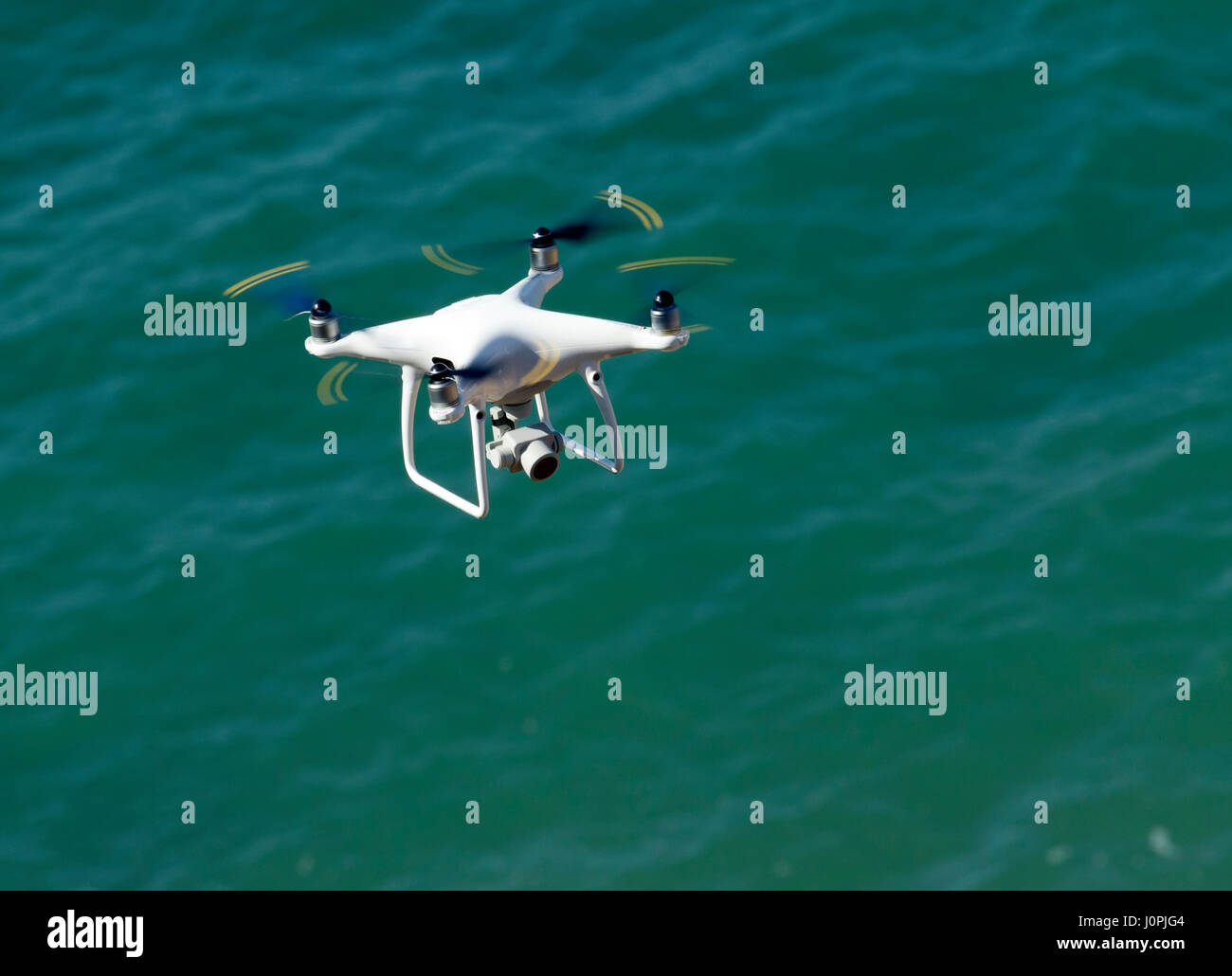 Niedrig fliegende Drohnen schwebt über dem Wasser Stockfoto