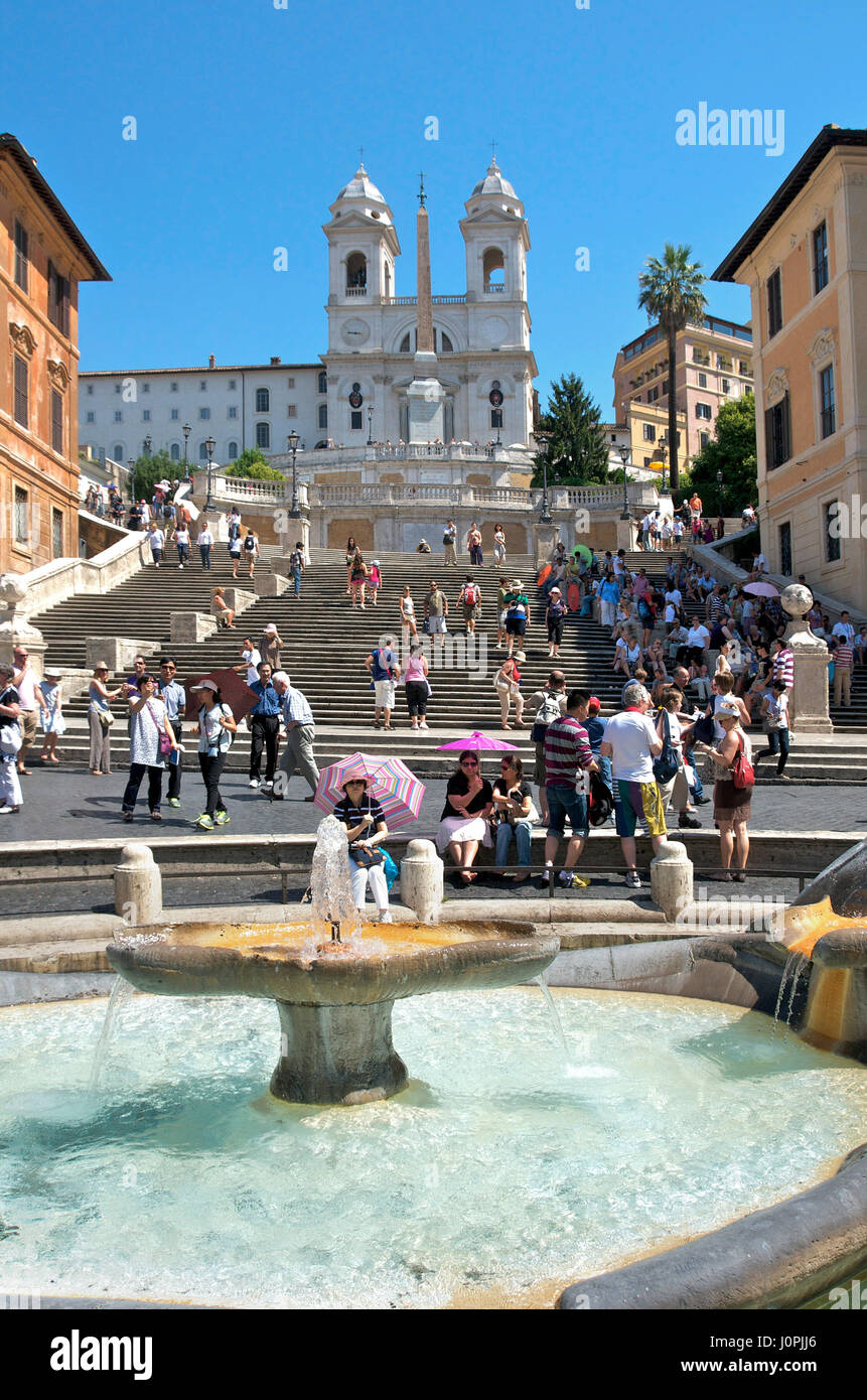 Fontana della Barcaccia Brunnen und Touristen auf die spanische Treppe, Piazza di Spagna, Rom, Italien, Europa Stockfoto