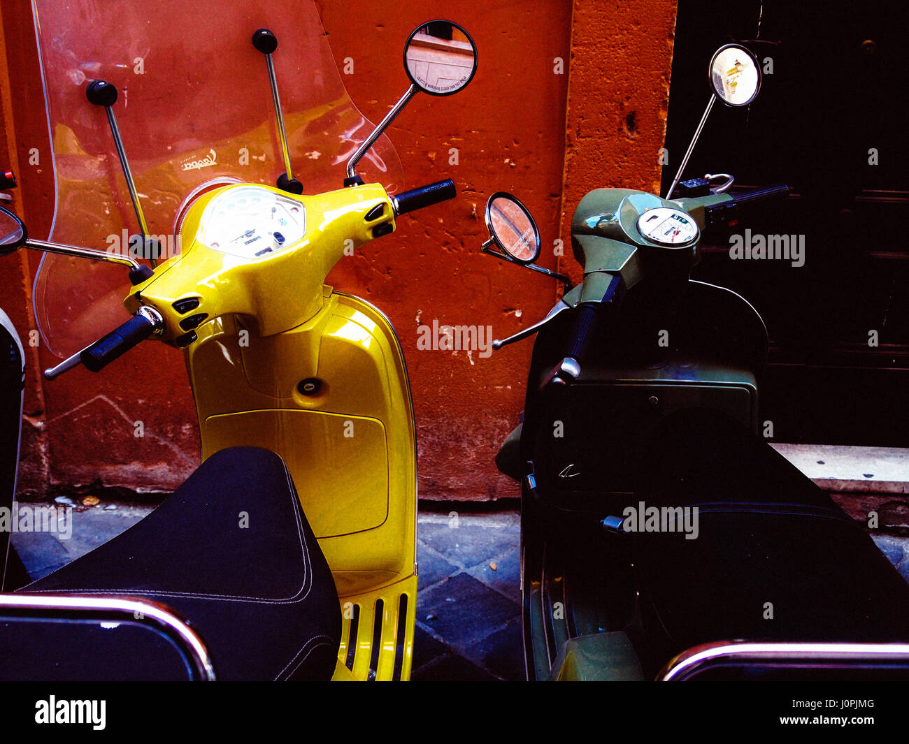 Motorroller in der historischen Altstadt von Rom, Italien, Europa Stockfoto