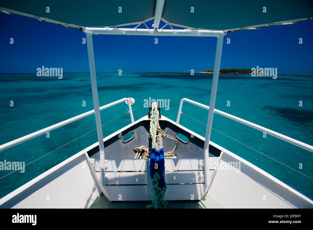 Die schöne Aussicht auf die grüne Insel und das Great Barrier Reef durch den Bug eines Tauchboot, Cairns, Queensland Stockfoto